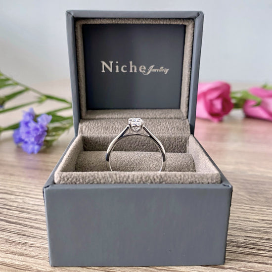 Oval engagement ring