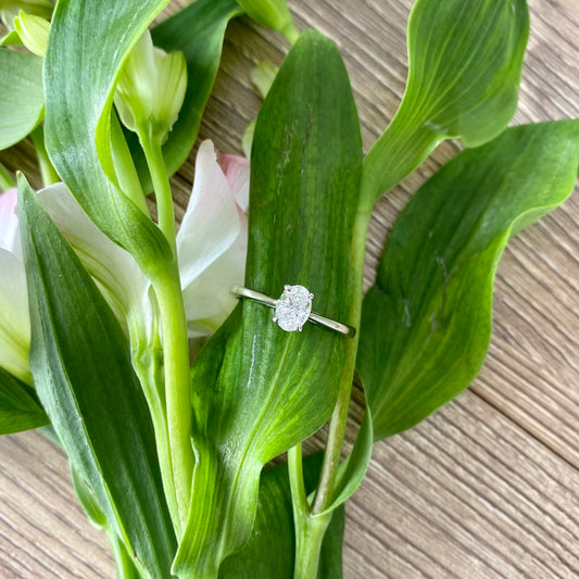 Oval engagement ring