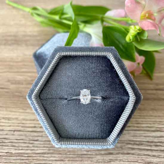 Oval engagement ring