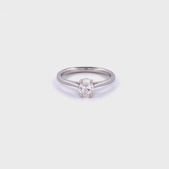 Oval engagement ring