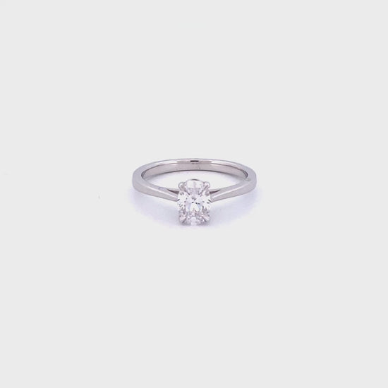 Oval engagement ring